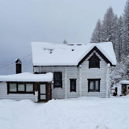 Mountain White House Гостинний Двір Hotel Mykulychyn Exterior photo